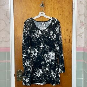 Lularoe Noir Elizabeth Shirt